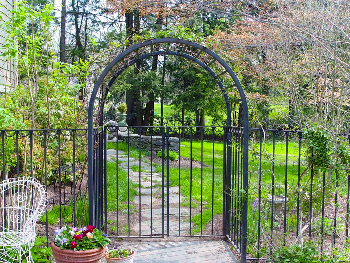 Metal arbor walk gate