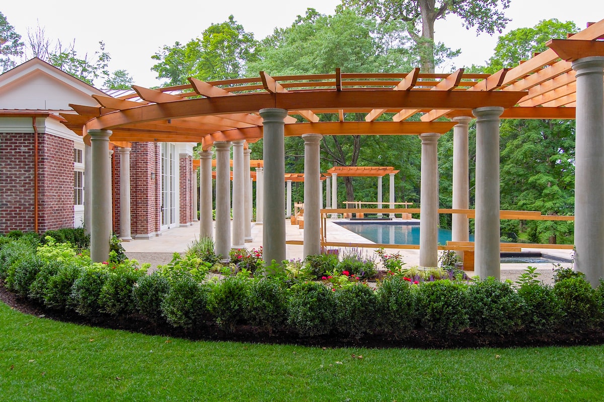 curved pergola around pool