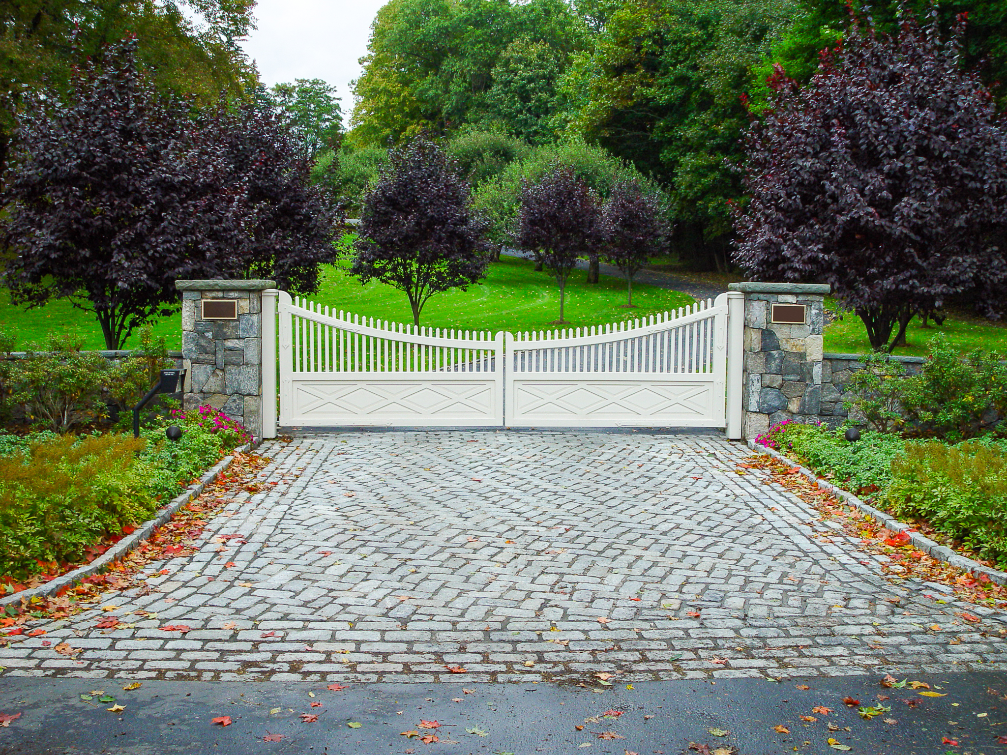 composite driveway gate with traditional picket design