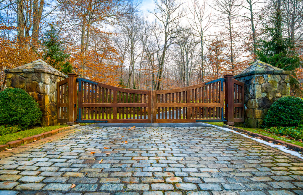Stunning wood driveway gate ideas with cobblestone driveway