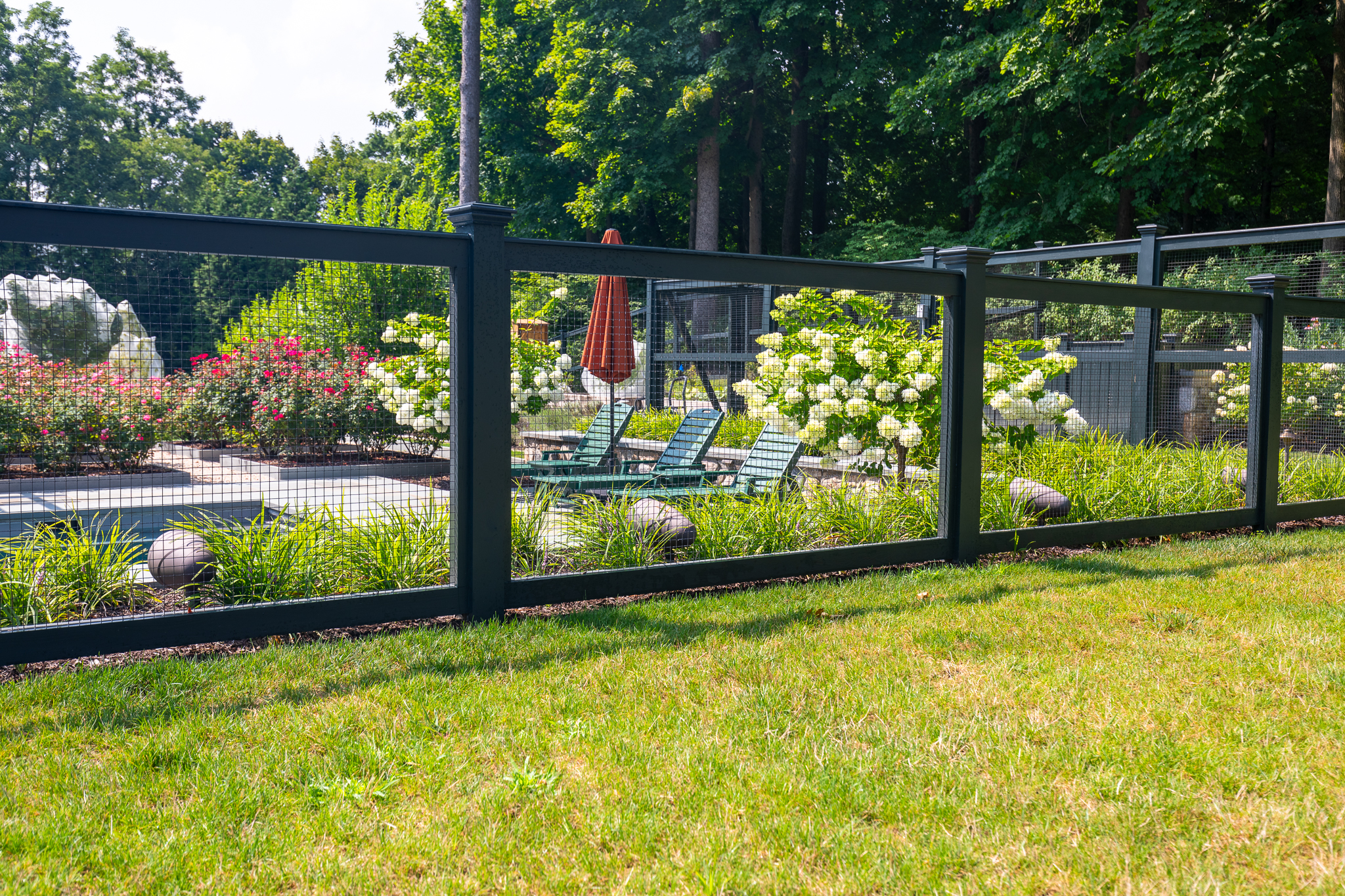 modern cedar welded wire garden fence ideas