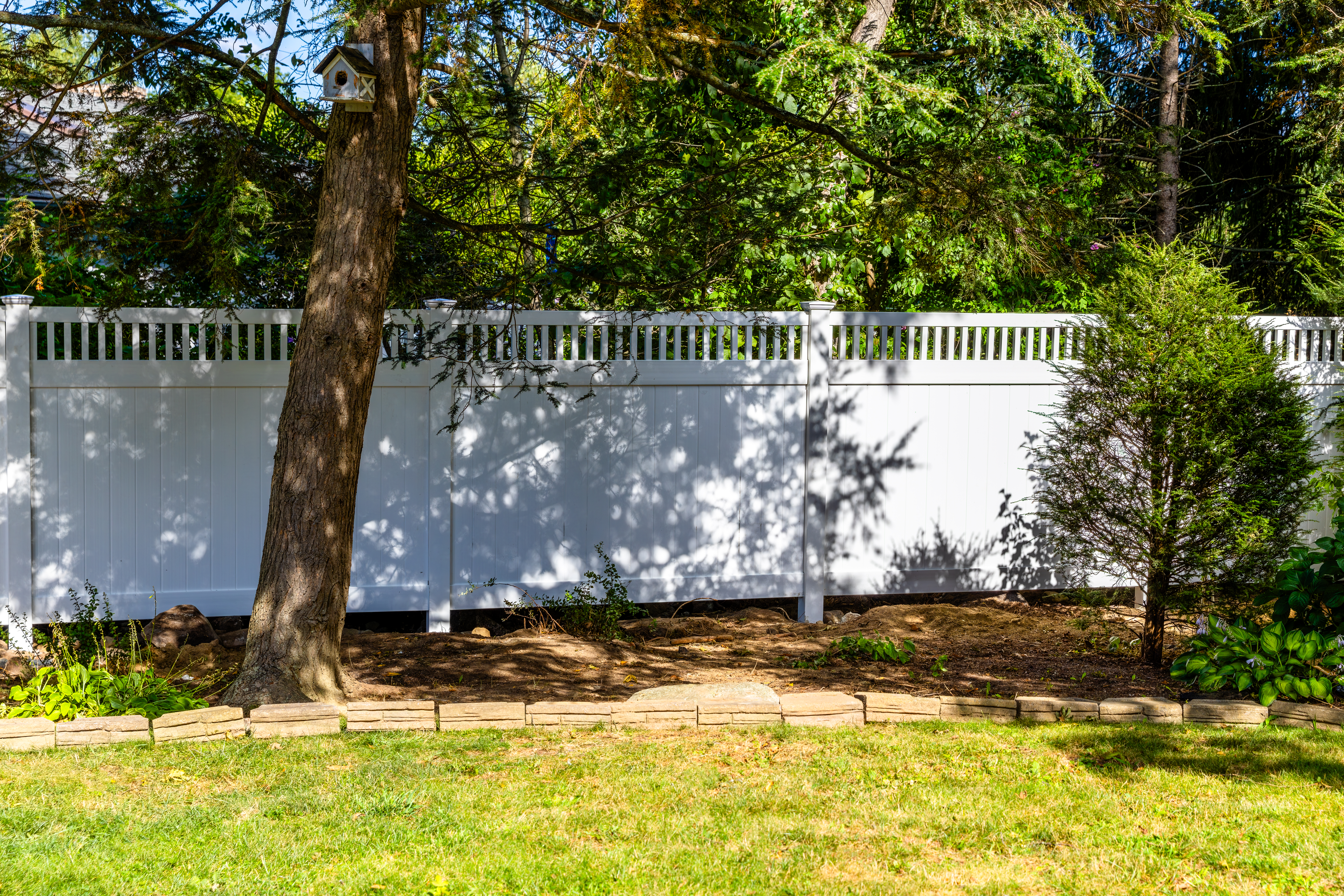 White PVC security security fence with wide plank PVC material 